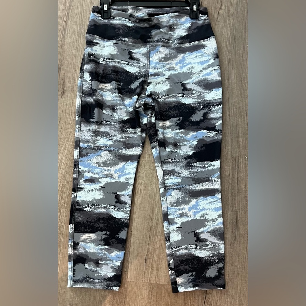 Women’s Cali active wear Leggings capris size M